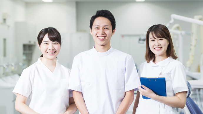 【一般・審美・ホワイトニング・口腔外科・予防・訪問の歯科衛生士】「大阪駅」徒歩5分、向上心のある方、キャリアアップ、週休2日以上