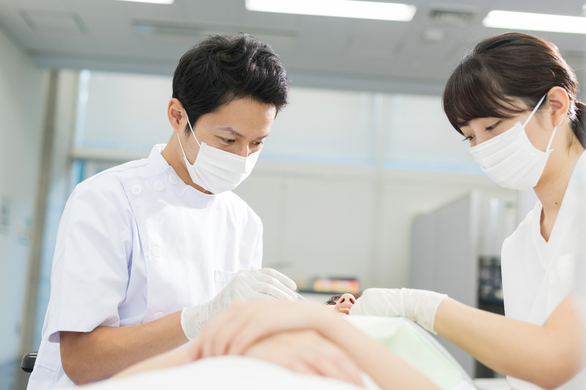 【一般・矯正・審美歯科の歯科衛生士】「伊川谷駅」徒歩0分、月給26.5万円〜、年休123日、矯正に力を入れている医院です