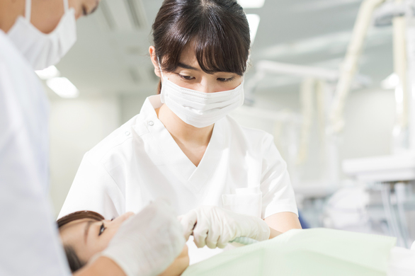 【病院内にある一般歯科の歯科衛生士】「山本駅」車8分、賞与4ヶ月分、手当充実、託児所完備、産休育休取得実績あり、2018年4月オープンのきれいな病院です